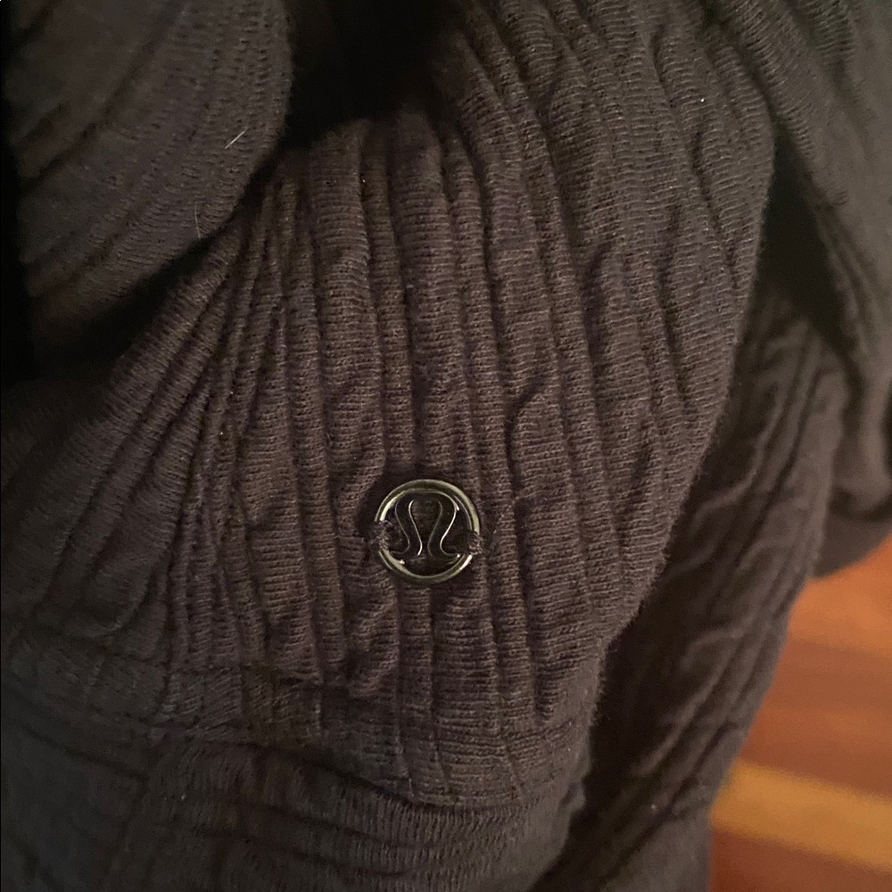 Lululemon size L/XL dark blue top roll up long sleeves - Picture 5 of 10